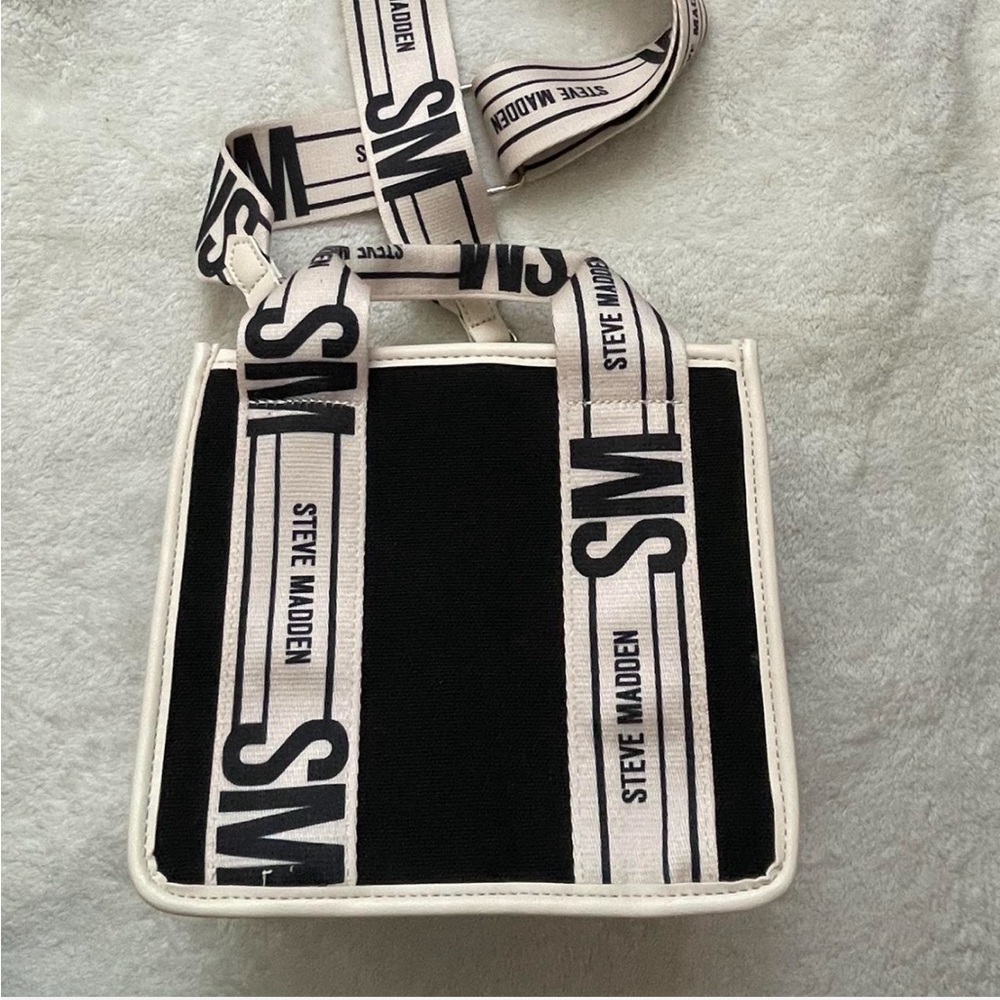 Black and white Steve Madden bag. NWT. NEVER USED. Crossbody strap bag.